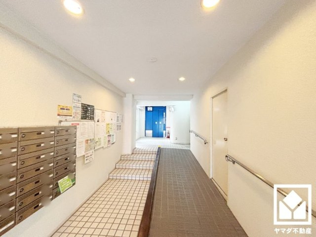 共用部には日常の郵便物受け取りに便利な集合ポストが備わっています。住まいの利便性を支える設備のひとつです。
