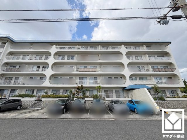 敷地内に駐車場を設置。重い荷物や雨の日の移動もスムーズで、快適なカーライフを実現。空き状況等の詳細は弊社スタッフまでお気軽にお問い合わせください。