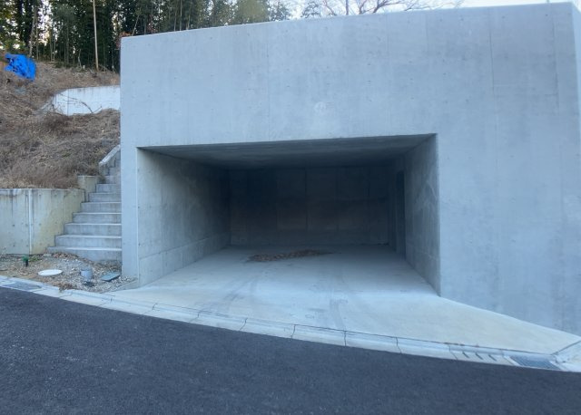 土地の形が極端に長細かったり、狭小地、あるいは道路との高低差がある傾斜地だった場合、後々売ろうとしても買い手がつかない場合もあります。後々、売却することになった時に価値の下がらない土地を選びましょう。