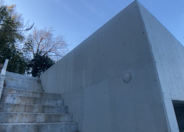 土地の面積＝住宅面積ではありません。建ぺい率の問題などで、土地のある場所によって住宅を建てられる面積は限られています。高さもしかり、「土地」という言葉の中には、建築条件も含まれると考えておきましょう。