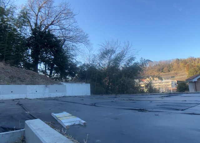 家を建てる場合、方位は要チェックです。現実的に日当たりのよい家ならばリビングは南側、建築基準法でも北側に当たる家への配慮は求められています。土地を見学に行く際は、方位磁針を持って行くようにしましょう。