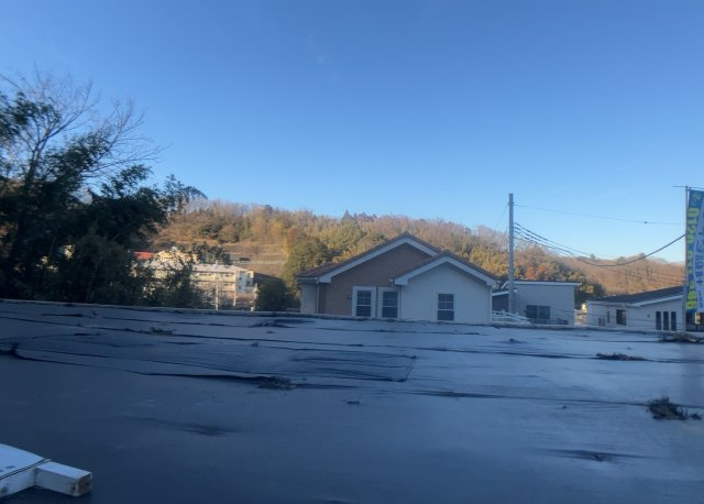 土地を買う際、住む地域の自治体や福祉の補助制度にも注目してみましょう。子供や老人の医療補助やゴミ出しのルールなど、自治体によってルールに大きな違いがあるため、暮らしやすい土地で判断するとよいでしょう。