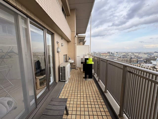 暖かな日差しのふりそそぐバルコニー