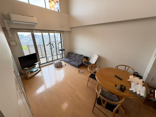 天井が高く開放感のあるリビングです。