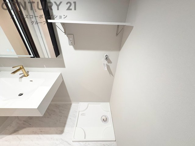 洗濯物の仕分け作業がしやすく、整理整頓が容易になります。洗濯音や湿気を他の部屋に持ち込まず、生活環境を快適に保ちます。上部を活用すれば収納スペースを確保でき洗剤や洗濯用品の整理もしやすくなります。