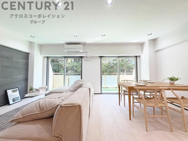 リビングダイニングは家族や友人とのコミュニケーションを楽しむ場所でくつろぎながら食事や会話を楽しめ、多目的に利用できリラックスできる空間です。家庭内の中心として機能し、快適な生活をサポートします。