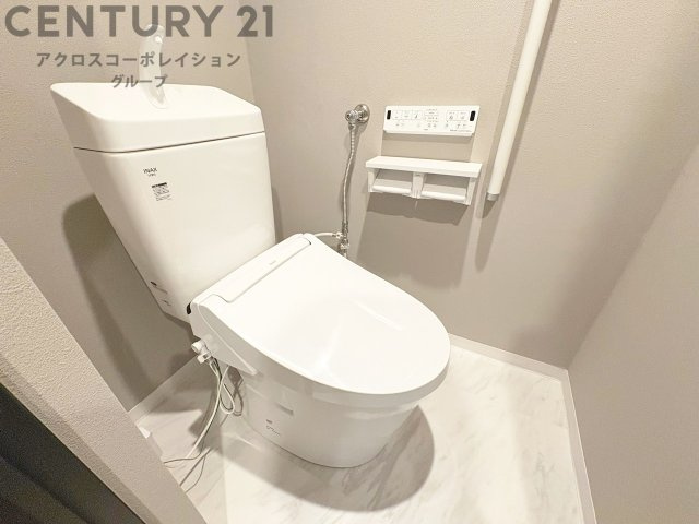 温水洗浄便座付トイレは温水洗浄機能により、暖かい水でおしりを洗浄することができ、冷たい水を使う従来の便座に比べ、温水洗浄機能で暖かいトイレを提供し、快適な使用を可能にします。