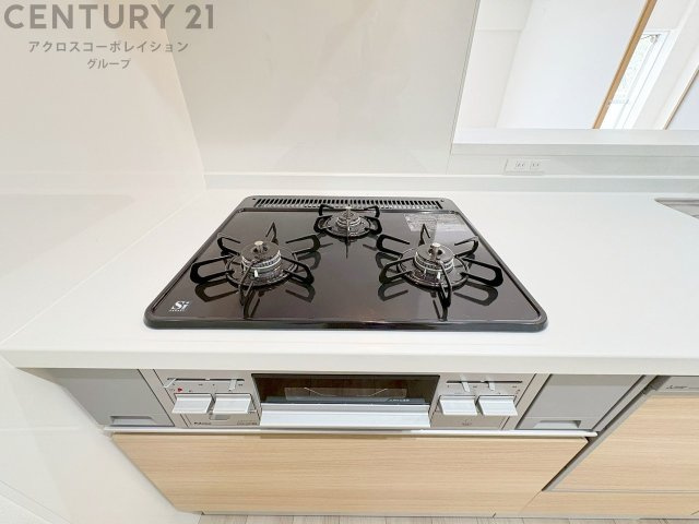 多数の調理器具を同時に使用でき、料理の効率化が可能。省エネで節約になり、様々な料理スタイルに適応できます。また、火力調整が独立しており、手入れや掃除もしやすく、今よりもっとお料理が楽しくなるかも。