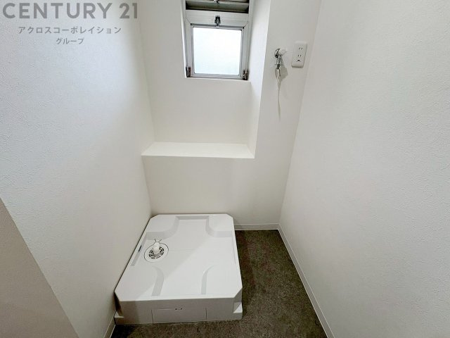 洗濯物の仕分け作業がしやすく、整理整頓が容易になります。洗濯音や湿気を他の部屋に持ち込まず、生活環境を快適に保ちます。上部を活用すれば収納スペースを確保でき洗剤や洗濯用品の整理もしやすくなります。