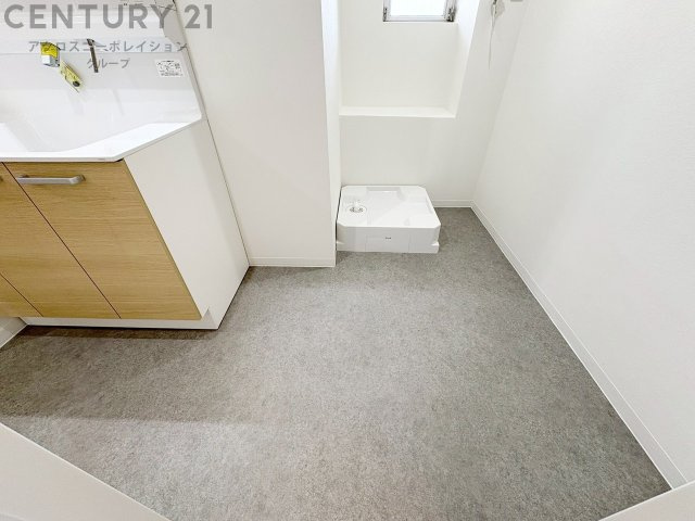衣服の収納や脱ぎ着や整理整頓がしやすく、湿った衣類を乾燥させるスペースがありカビや臭いの発生を防ぎます。床の汚れを他の部屋に持ち込まず清潔を保つことができます。また快適な入浴環境の整備にも役立ちます。