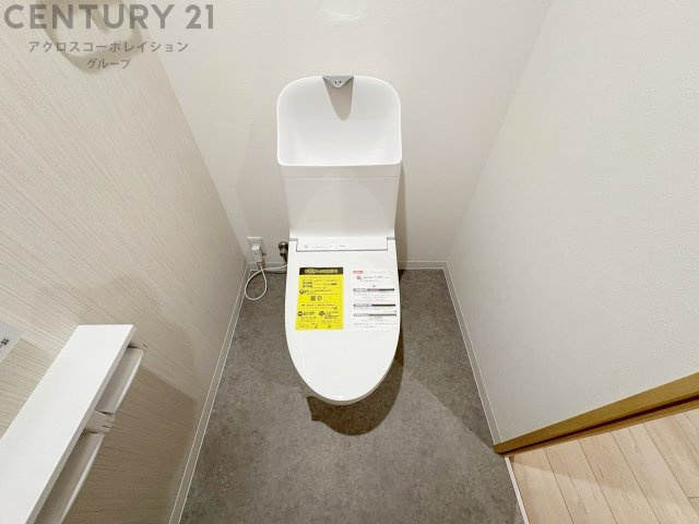 温水洗浄便座付トイレは温水洗浄機能により、暖かい水でおしりを洗浄することができ、冷たい水を使う従来の便座に比べ、温水洗浄機能で暖かいトイレを提供し、快適な使用を可能にします。