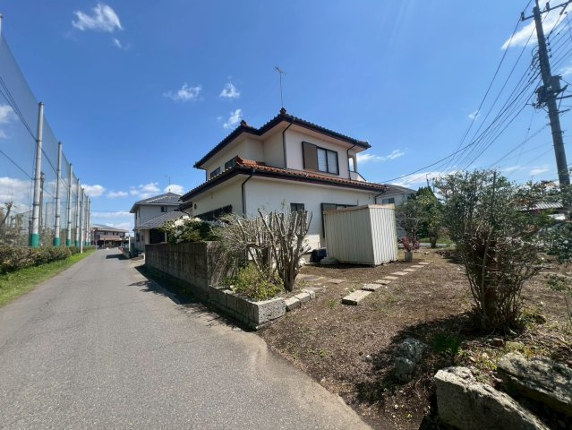 南側、西側にも広いお庭スペースがあります。広い敷地を希望されている方にはお勧め物件です。　