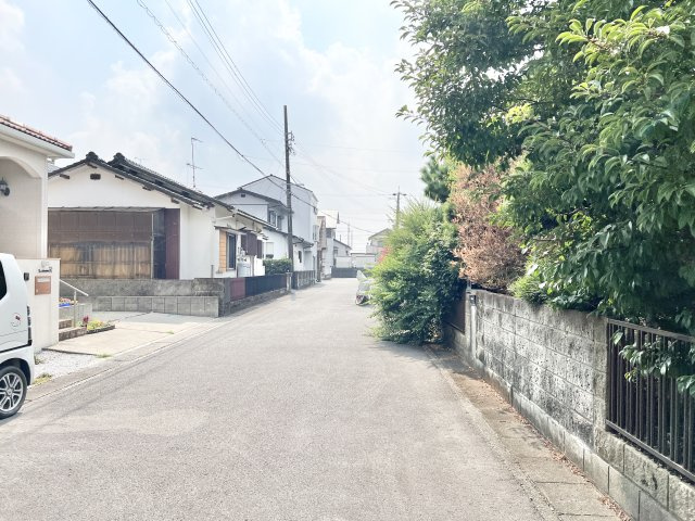 前面道路を西を向いて撮影しました。