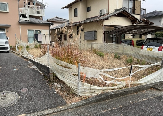 土地の形が極端に長細かったり、狭小地、あるいは道路との高低差がある傾斜地だった場合、後々売ろうとしても買い手がつかない場合もあります。後々、売却することになった時に価値の下がらない土地を選びましょう。