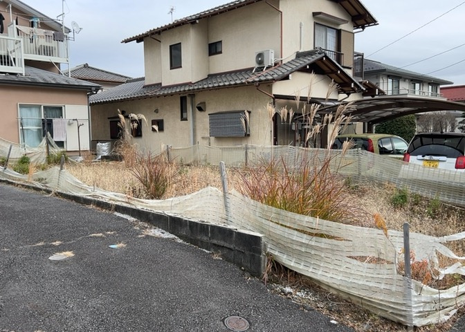土地の面積＝住宅面積ではありません。建ぺい率の問題などで、土地のある場所によって住宅を建てられる面積は限られています。高さもしかり、「土地」という言葉の中には、建築条件も含まれると考えておきましょう。