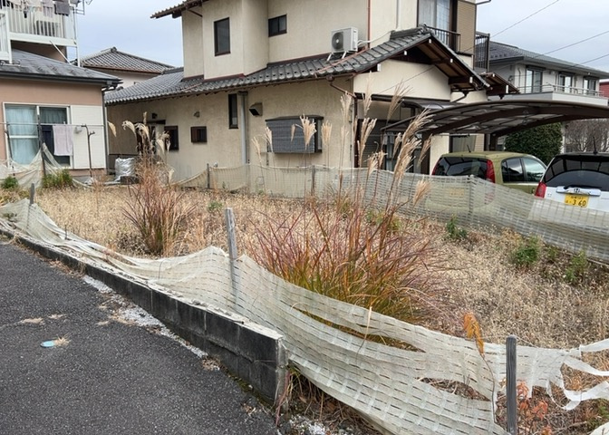家を建てる場合、方位は要チェックです。現実的に日当たりのよい家ならばリビングは南側、建築基準法でも北側に当たる家への配慮は求められています。土地を見学に行く際は、方位磁針を持って行くようにしましょう。
