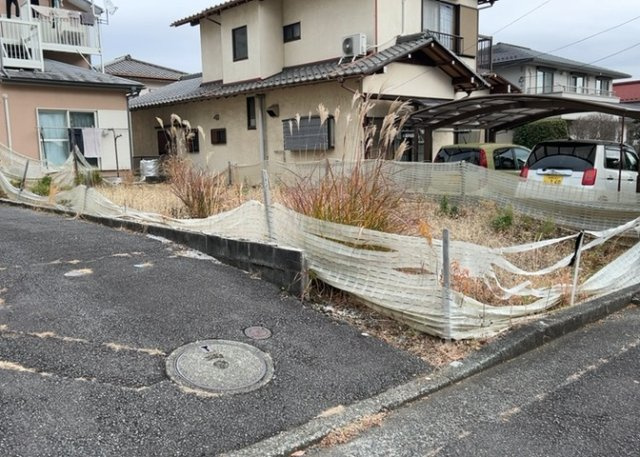 土地を買う際、住む地域の自治体や福祉の補助制度にも注目してみましょう。子供や老人の医療補助やゴミ出しのルールなど、自治体によってルールに大きな違いがあるため、暮らしやすい土地で判断するとよいでしょう。