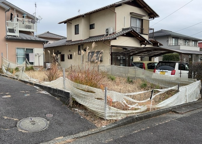 土地の前の道路に消火栓が設置されていることがあります。この場合、道路交通法第45条第1項により、駐車禁止の場所が指定されています。そのため、車庫などの駐車スペースをつくることができない場合があります。
