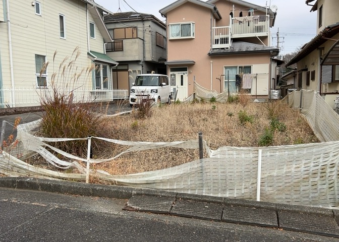 現地に行くなら、物件の周囲の地形がどうなっているかを見ることも大切です。周辺より低くなっている土地では、大雨などで水が集まりやすいため、地盤が弱くなっているということも考えられるため、注意が必要です。