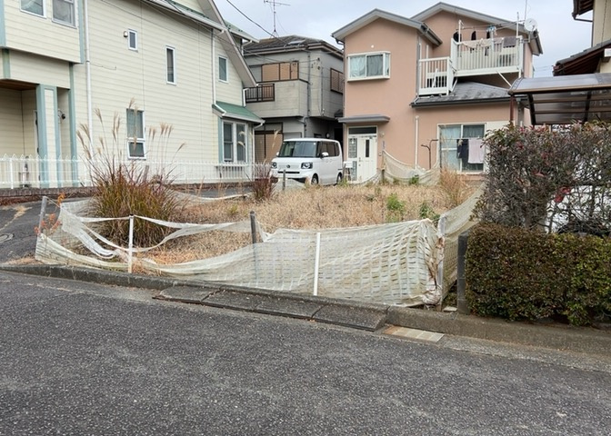 土地購入を検討されている場合、境界杭がない状態で購入してしまうと境界確定測量をする必要があり、費用がかかります。購入の前に、売主、隣土地所有者立ち合いのもと境界を確定し境界杭を設置するのがベストです。