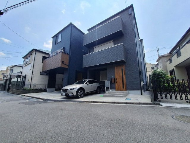 前面道路幅広く開放的な立地です。　※車・家具・照明等は含まれません。