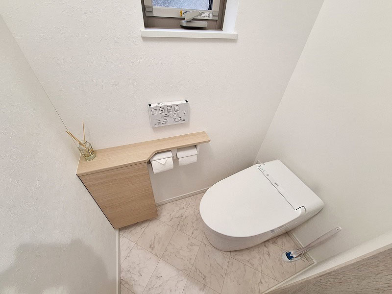 1階はお掃除の手間が少なく、節水効果が高いタンクレストイレ。　※家具・照明等は含まれません。