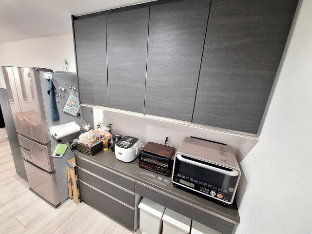 大容量の吊戸棚とカップボードが備わり食器や家電もスッキリ片付きます。　※家具・照明等は含まれません。
