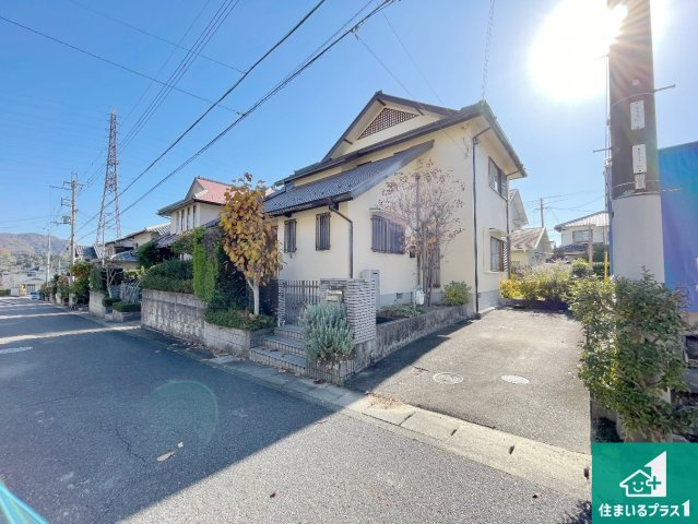 周辺は閑静な住宅街！前面道路広々で車の出し入れも便利です。駐車が苦手な方でも安心して車庫入れできます！