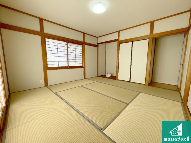 一室あると便利な和室は客間としてだけでなく、小さなお子様のプレイルームや食後のくつろぎスペースとしてもご利用いただけます。収納もついていますので大活躍間違いなし！