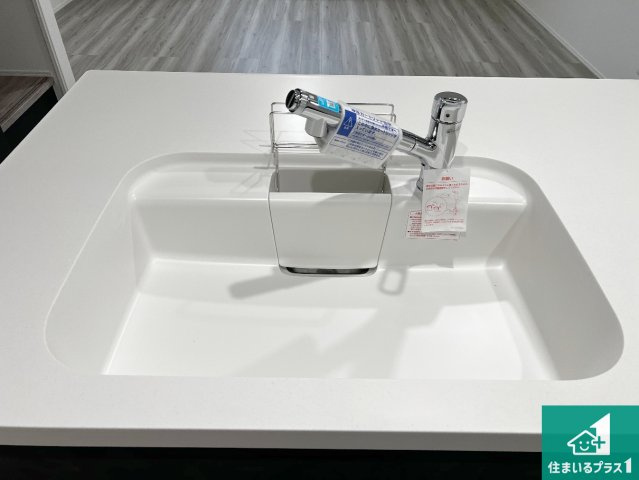 浄水器を内蔵！炊飯時、お茶を作る時に安心してお水を使えます！お湯と冷水、浄水と原水、シャワーの切替えもワンタッチです！