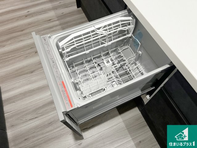 食事後の一仕事、食器洗いをボタン一つでお任せできちゃいます！場所を取らないビルトイン式なので、お料理スペースもしっかり確保！