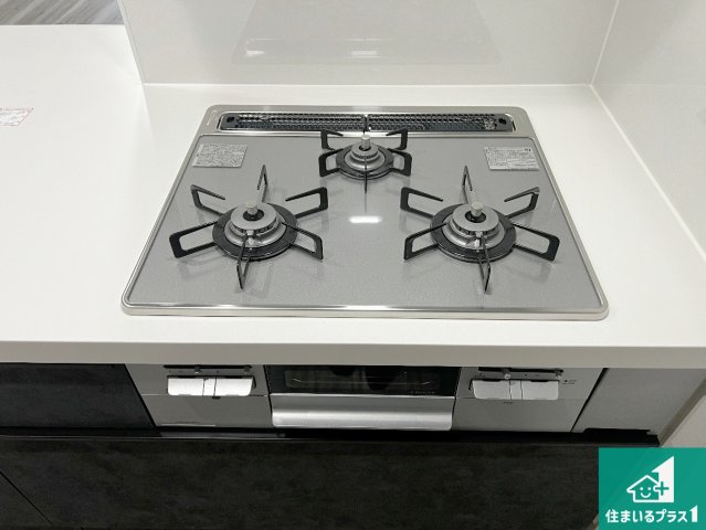 ダブル高火力Ｓｉセンサー付きコンロ！3口あるので、まとめて料理をする時も大活躍！