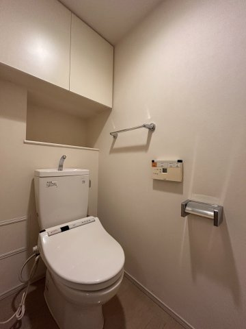 温水洗浄便座のトイレは吊戸棚付き