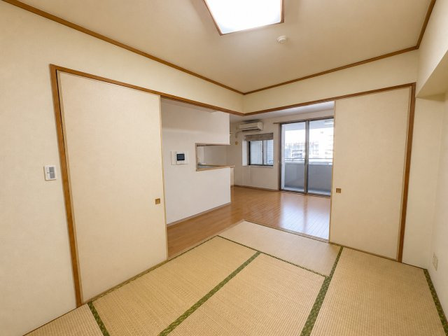 畳の心地よさを感じられる、落ち着いた和室