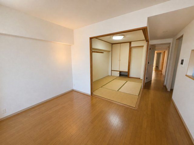 リビングとつながる和室で、開放感のある住空間！お子様の遊び場やくつろぎスペースにもおすすめ
