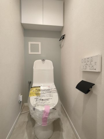 【トイレ】　シンプルで清潔感のあるトイレ空間です。
