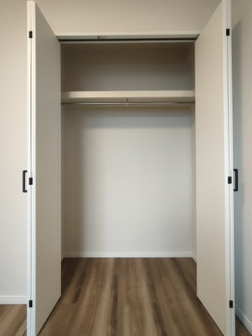【洋室2　収納】　各部屋に収納を備え、衣類や荷物もすっきり整理できます。