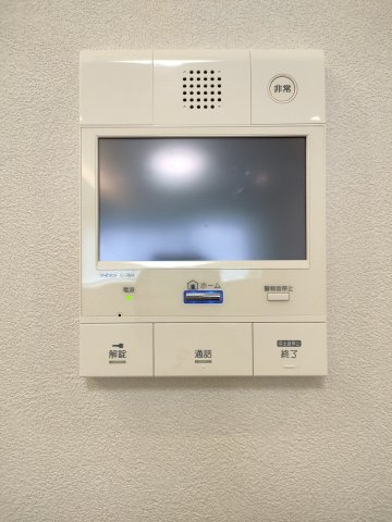 【インターフォン】　来客を確認できるモニター付きインターフォン。安心のセキュリティ。