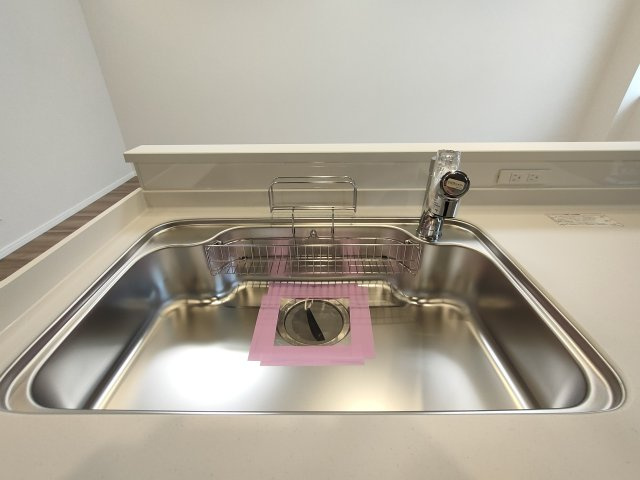 【シンク】　広々としたシンクで、洗い物や調理もスムーズに。