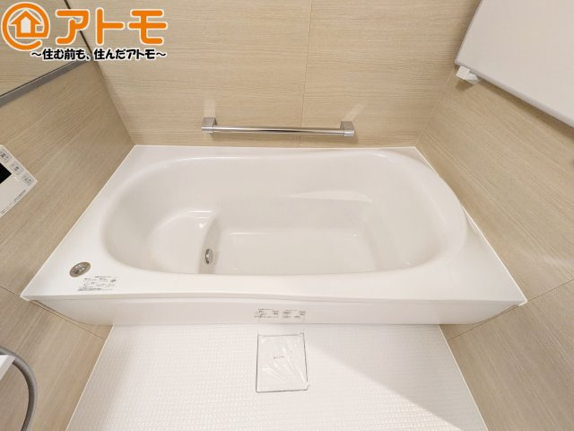 お子様やお年寄りが使いやすいだけでなく、半身浴にも便利なベンチタイプの湯舟です。お湯の節約にも！