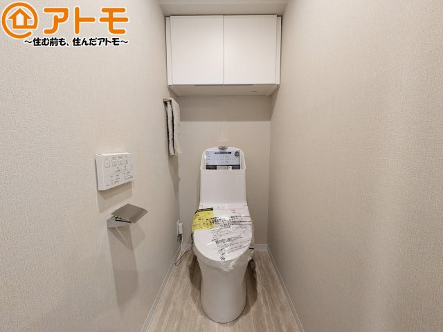 清潔感のあるトイレです♪棚も設置されているので、掃除用具や消耗品なども収納可能です！