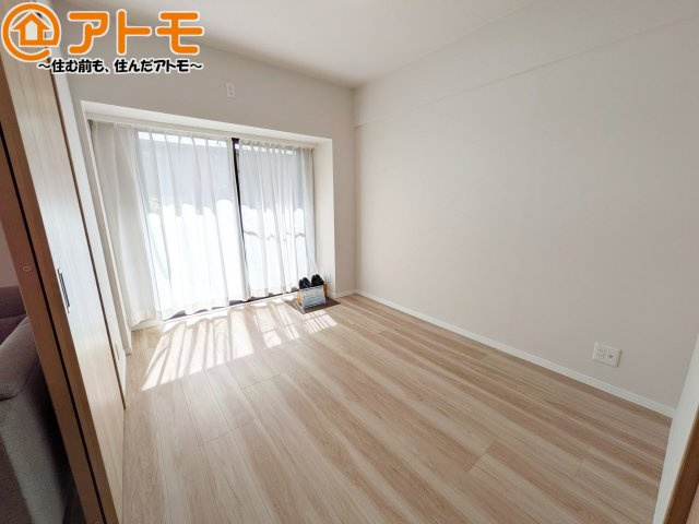 バルコニーに面したお部屋なので、布団などの大きなものも楽々干せます♪