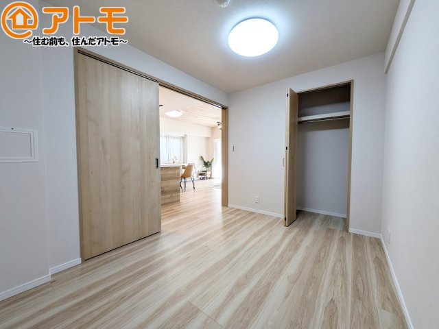 収納スペースもしっかり確保したお部屋は、収納家具の数も減らせるのでお部屋を広く使えます！