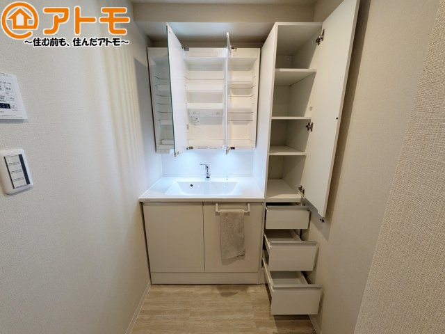 三面鏡の中は収納になっているため、スッキリとした洗面台を保つことができます♪