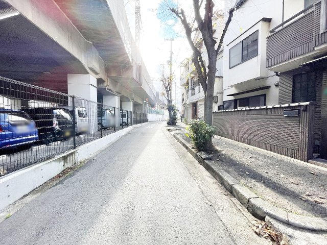 開放感のある前面道路です