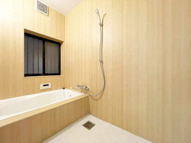 窓付で換気◎なバスルーム♪