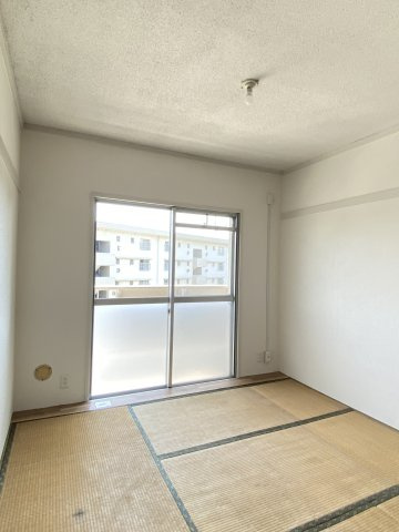 南側和室。クロス貼替済。畳はご契約後に表替を行います。