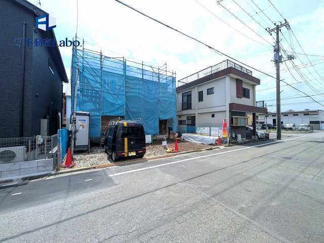 前面道路は8Mございます♪　駐車も楽々！