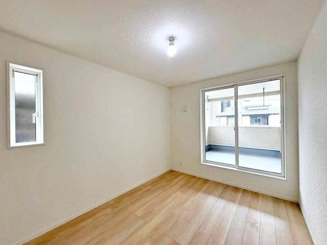 2階5帖の洋室。バルコニーのある明るいお部屋です。クローゼット完備（施工例）