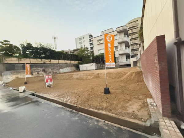 【高峰町の前面道路含む現地写真】